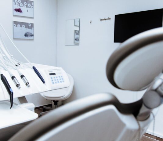 Besøg en klinisk tandtekniker hvis du har huller eller lignende