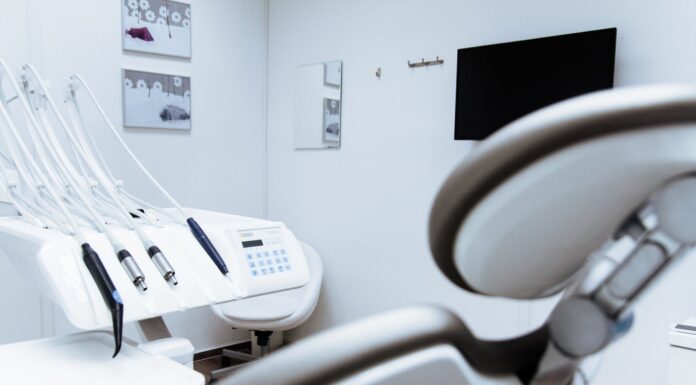 Besøg en klinisk tandtekniker hvis du har huller eller lignende